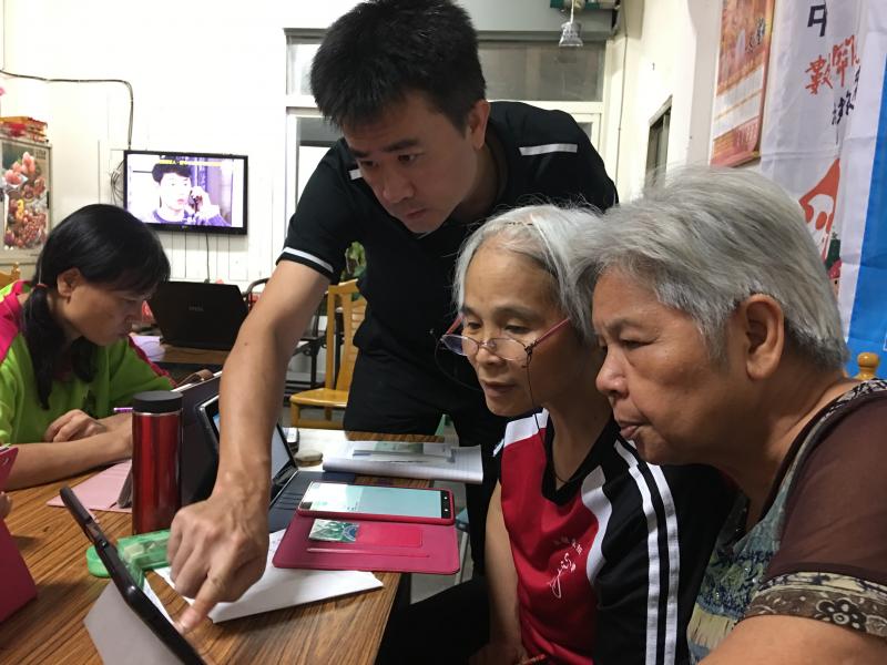 老師為學生講解平板電腦操作