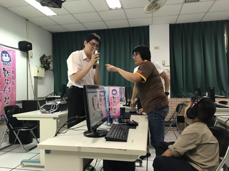 <p>時間:106/08/15</p>

<p>地點:自由DOC</p>

<p>活動內容:</p>

<p>網際網路非常方便，許多商家都有架設網站為產品做宣傳，這次的課程老師帶領學員們學習了解網站製作的基礎，以及如何運用網路做行銷，也介紹了一些攝影的小技巧。老師在課程中分享自己的行銷實例，學員們都非常認真聽講，遇到問題也會馬上與老師討論，希望將自己最好的產品呈現出來，學員與老師間互動有說有笑，也許再過不久可能就會有新的熱門商家誕生了！</p>