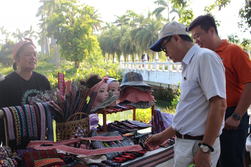 遊客們在市集中閒逛，尋找自己想買的展品，店家對遊客訴說自己的產品優點。