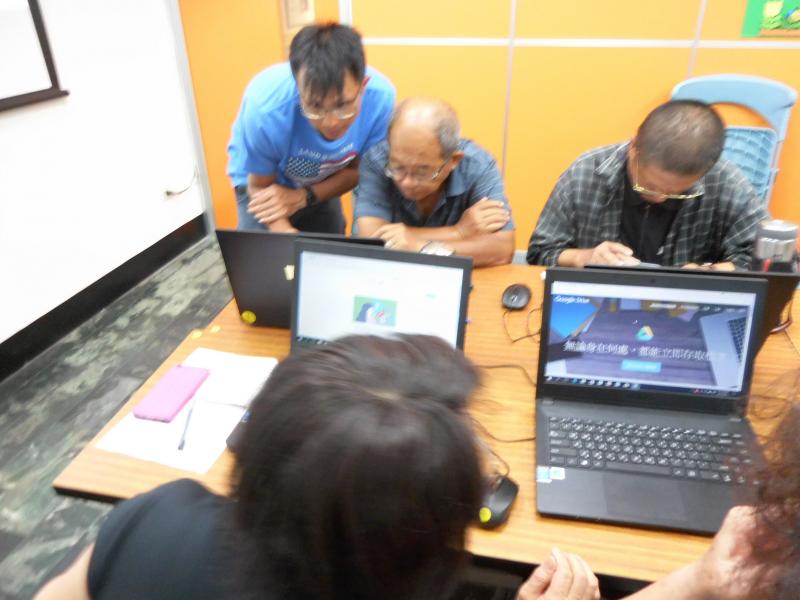 講師親切的協助學員解決操作上的問題