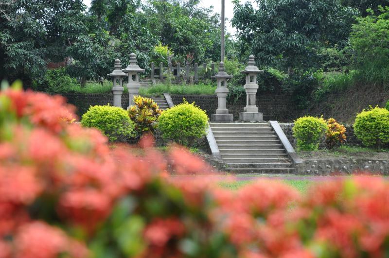 整個神社共可分為三層，第一層是位於現今操場的「參拜道」