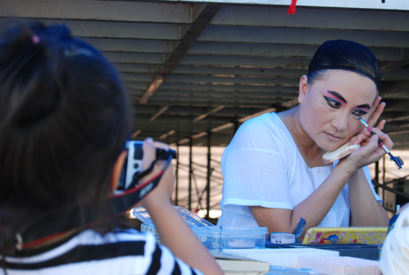 下午則是到歌仔戲活動的現場，透過鏡頭記錄演員的妝容。