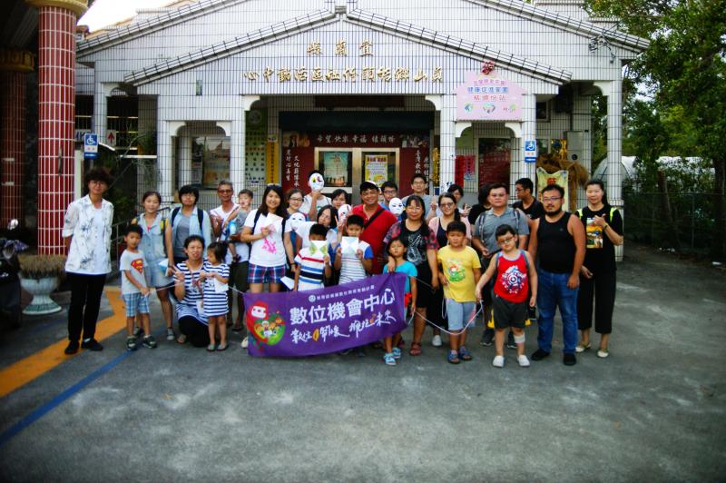 在員山DOC的教室彼此分享照片後，家長跟小朋友都滿足的露出笑容。