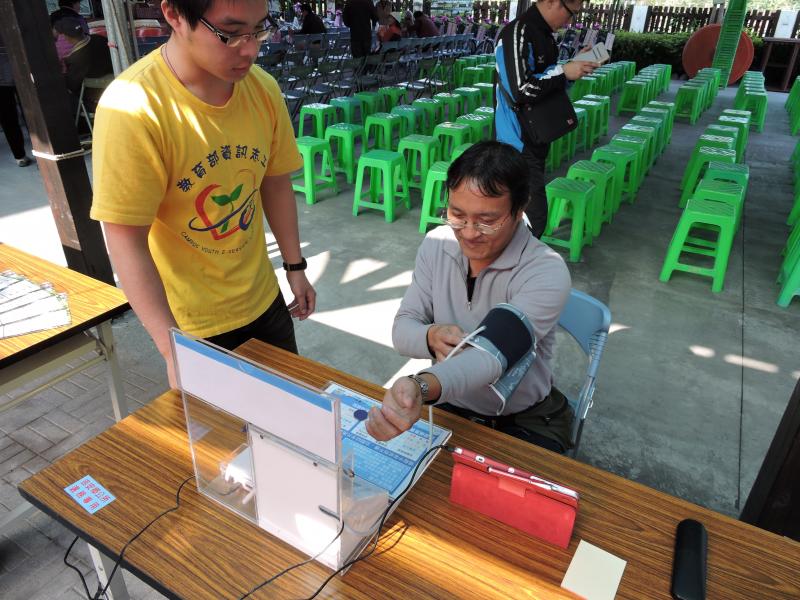 志工在幫助學員學習