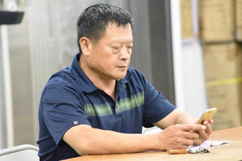 <p>時間：106年7月26日</p>

<p>地點：信義鄉明德村活動中心</p>

<p>活動內容：在現代的社會中，人手一支智慧型手機是很常見的，雖然大家都會使用拍照的功能，但這次邀請陳老師來教導大家，如何利用手機拍出好照片，拍攝好照片最重要的是好的構圖、技巧及光線等等，如此一來，即使是一般的相機、手機也能拍攝出很好看的照片，學員們實際操作，並隨時發問，經過這次的課程都有很多的收穫！</p>