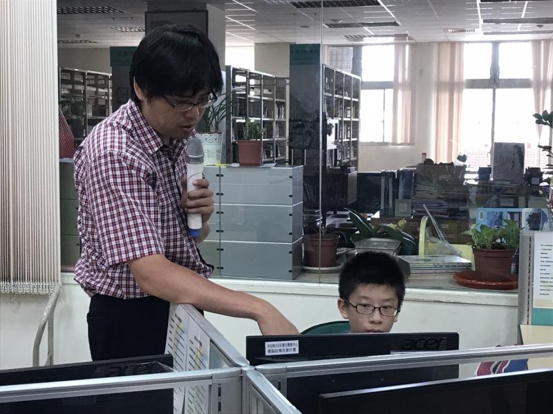 <p>時間：106年7月17日</p>

<p>地點：中寮鄉中寮國中</p>

<p>活動內容：經過基礎班的學習後，進階班老師讓學員們實際操作，將拍攝的照片匯集成一部影片，再經由剪輯，變成一部獨一無二的影片，這次製作的影片與之前的微電影不太相同，是使用定格動畫的方式，透過影片希望可以讓更多人了解中寮國中。</p>