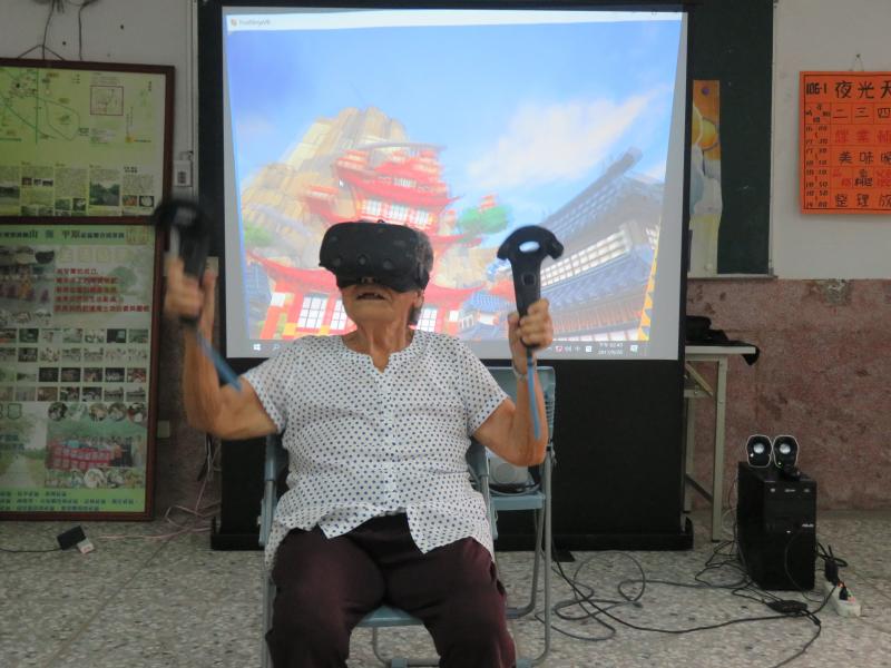 坐著切西瓜