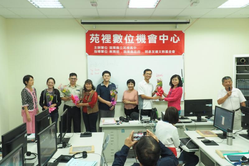 感謝陳正勝老師帶來的花束，頒給苑裡DOC的老師及工作團隊，給予最大的支持與鼓勵