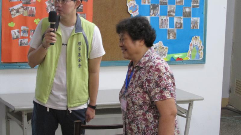 學員玩遊戲訓練平衡感且露出開心的笑容~