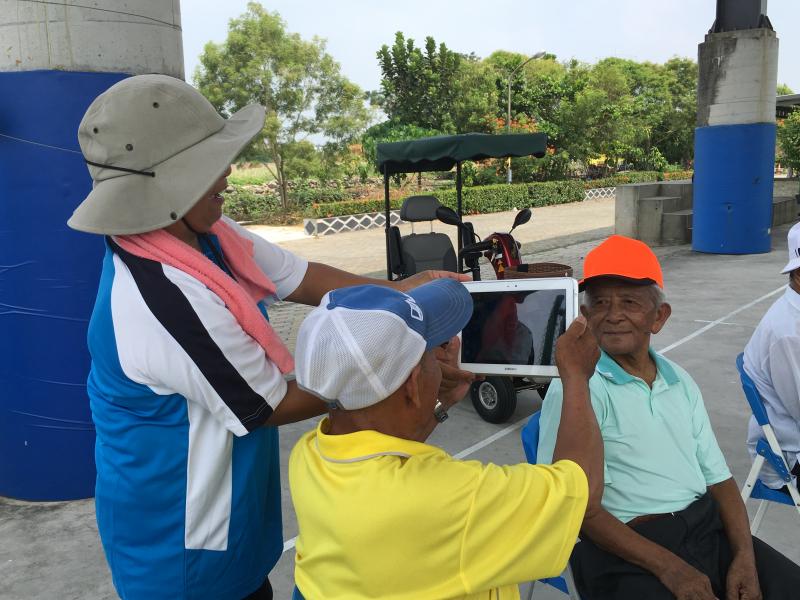 趣味玩平板 爺爺笑開懷-封面照