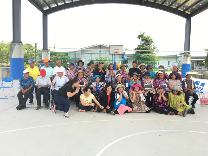 平板超好玩 爺奶笑呵呵-封面照