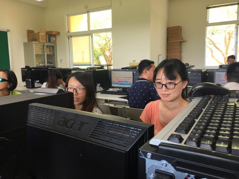 學員學習電腦操作
