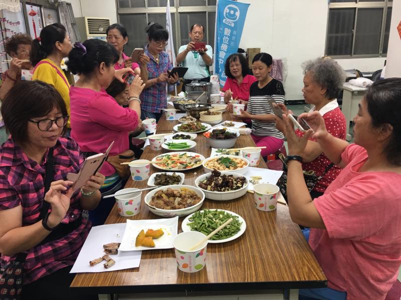 「社區媽媽下廚房」，先遣手機嚐！-封面照