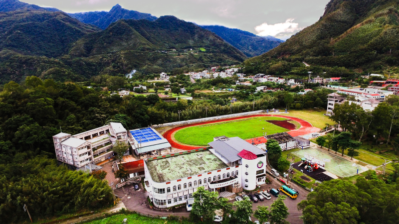 群山環繞的秘境校園-封面照