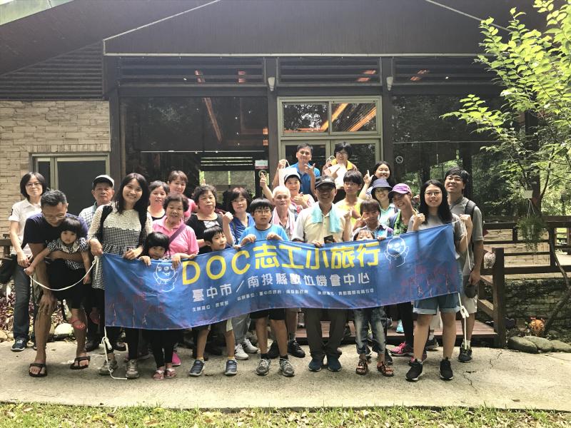 <p>時間：106年8月13日</p>

<p>地點：比度咖啡屋、苗栗縣泰安鄉部落</p>

<p>內容：自由DOC不只推崇數位課程，今年結合泰安鄉公所所辦理的原鄉部落行，共同行銷泰雅文化，亦藉此帶入遊客，協助社區業者。遊程的最後來到了比度咖啡屋，比度咖啡老闆娘開始解說手沖咖啡體驗的步驟及流程，也說明咖啡豆的種類及種植技巧，與遊客們互動、交流，並讓遊客親手沖泡屬於自己的咖啡，一同體驗手沖咖啡的樂趣。</p>

<p>&nbsp;</p>