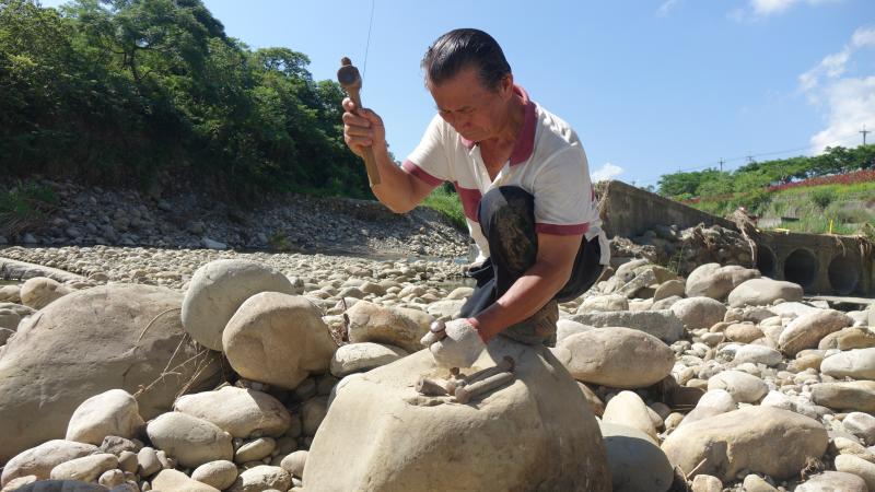 消失中的行業 ─ 打石人邱雲招-封面照