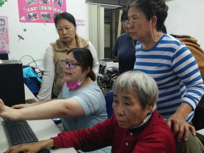 電腦基礎課程，老師指導學員時，黃大姊就立刻用旁邊的電腦實際操作了呢