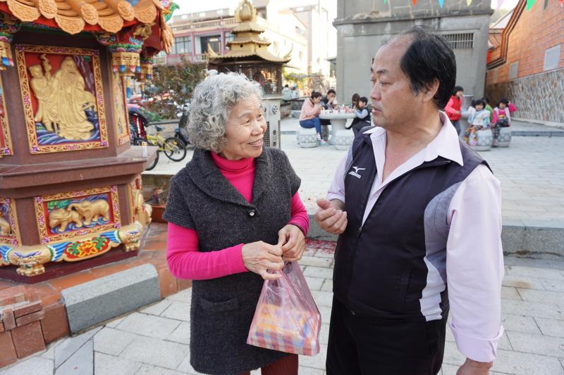 元宵節活動上買了些衛生紙關懷社區老人們