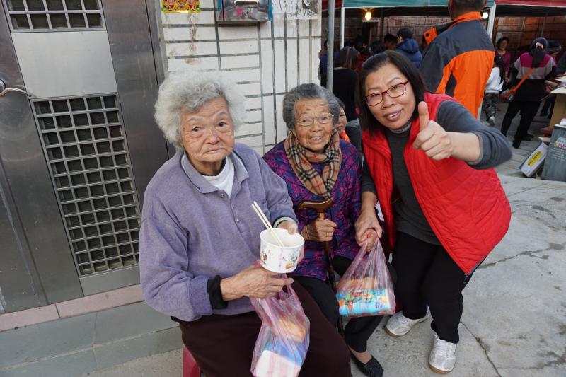 老人家無法像年輕人瘋搶一堆，這時更須要我們來幫助與關懷。