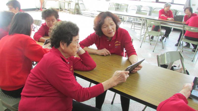 學員在網路上搜尋自己喜歡的影片並用心的觀看。