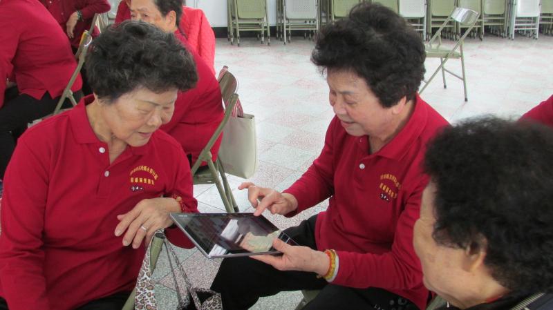 學員嘗試用平板下載APP遊戲，下載之後每位學員都玩得不亦樂乎!