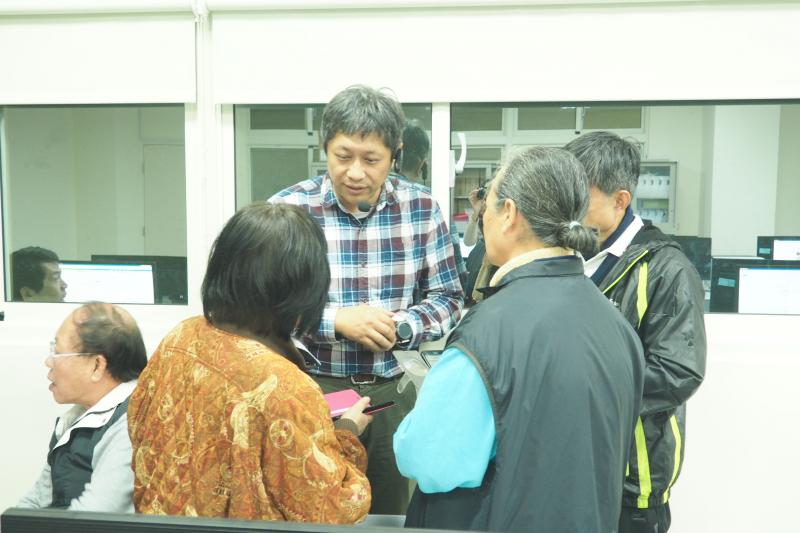 老師和學員談論課程