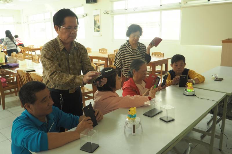 學員們認真拍攝桌面上的物品