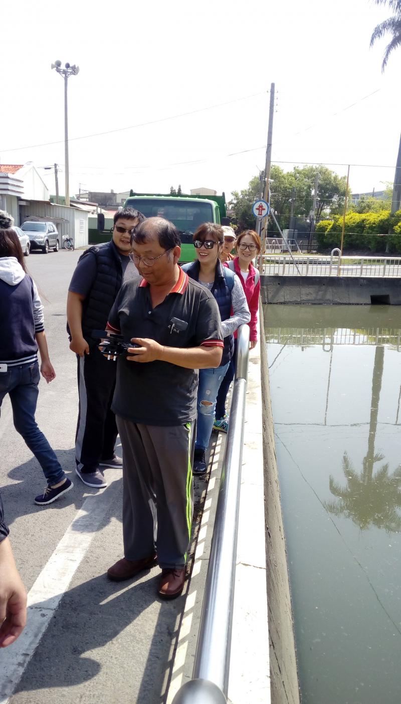 掉進池塘裡的空拍機-封面照