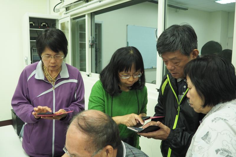 老師指導學員下載Asta360 App 軟體