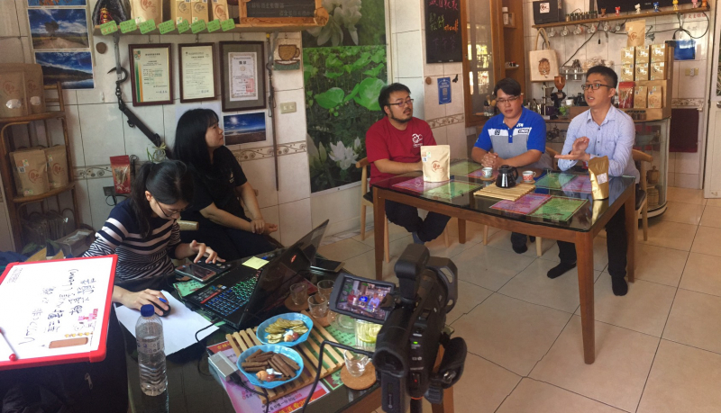 四月直播則來到花蓮玉里，介紹在地種植的咖啡及下午茶點。