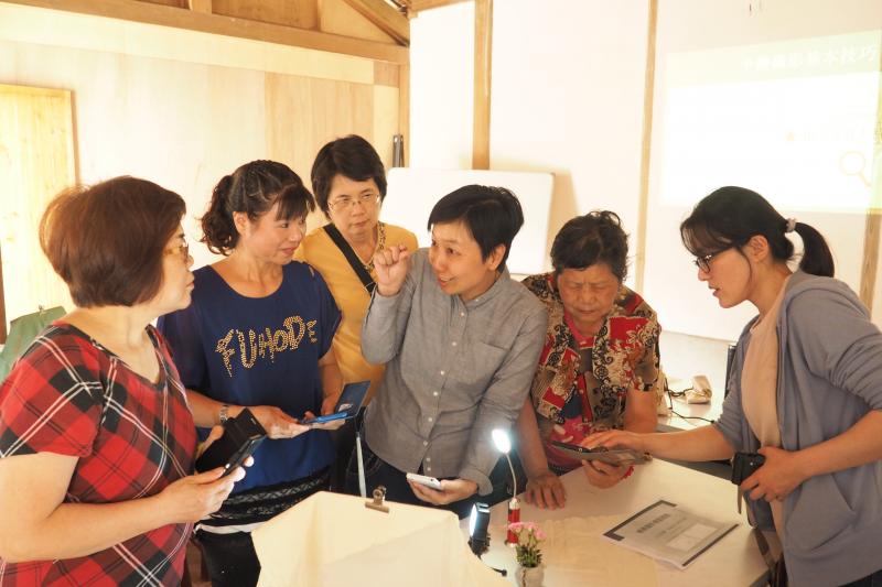老師很有活力教導學員們