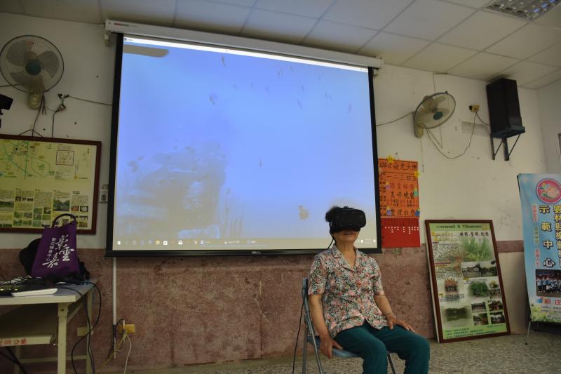 哇~~戴上VR體驗在深海的感覺