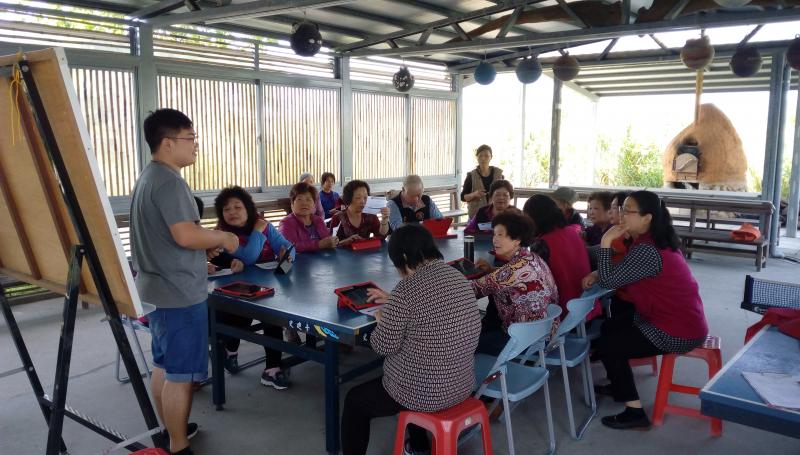 學員專心聆聽講師上課