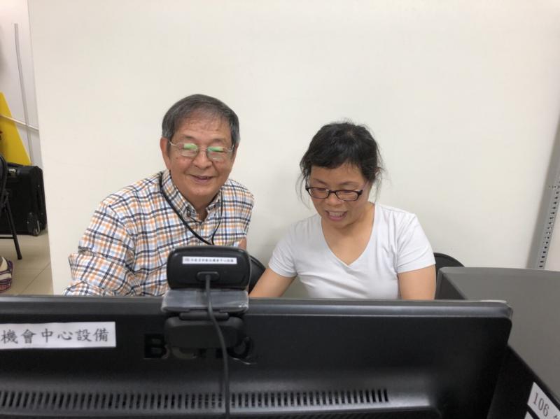 學員互相學習操作電腦