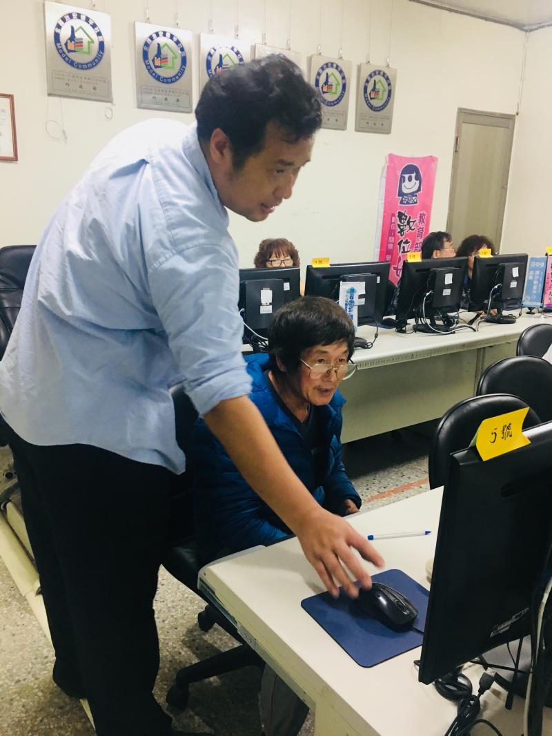 講師親自協助學員操作