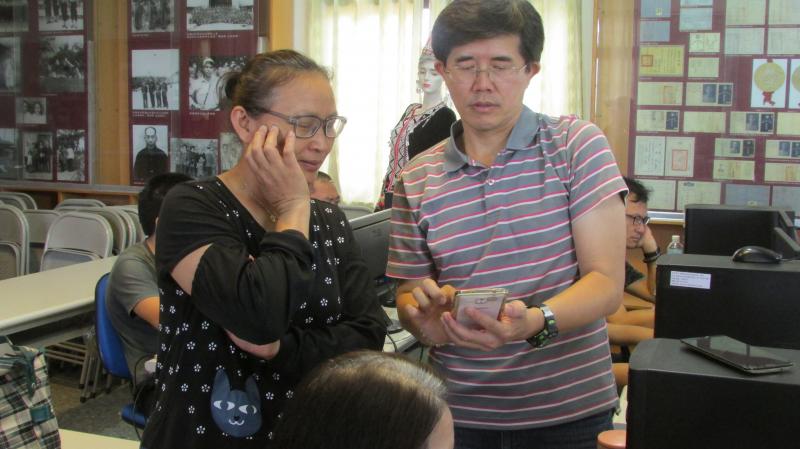 學員用手機剛拍的照片詢問老師相關問題。