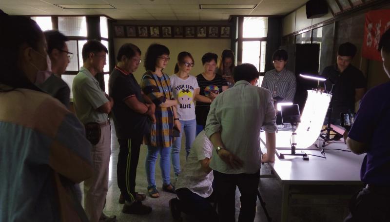 老師講解如何架設室內攝影棚及燈光