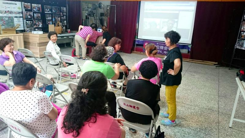 長輩們紛紛討論從藥師聽來的健康新知