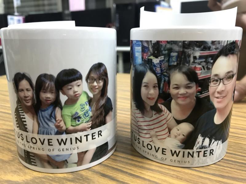 很多家庭都一樣，印製了自己與家人的合照上去，裡面的笑容與情感最天真無私