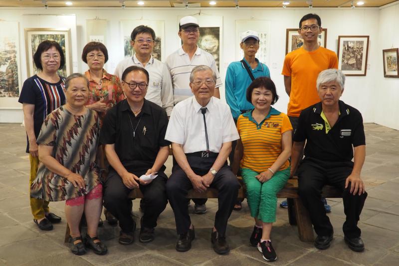 A組學員拍攝訪談影片後，與訪談者合影