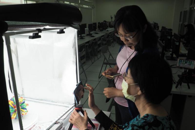 錫月認真拍攝環物商品中
