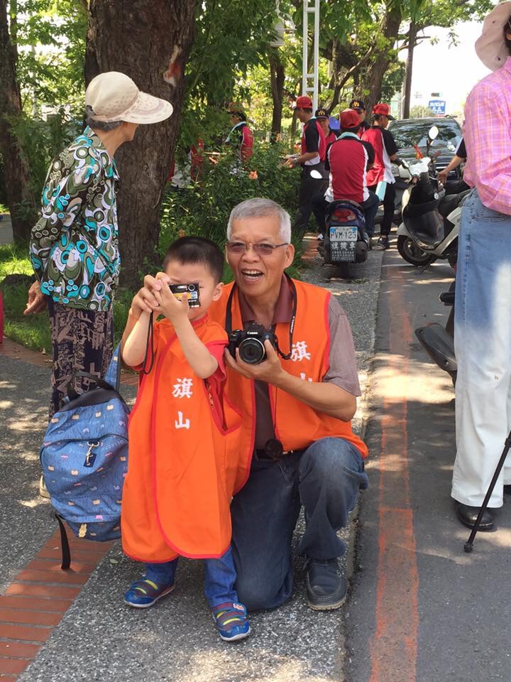 現在我跟孫子都會用相機拍片囉