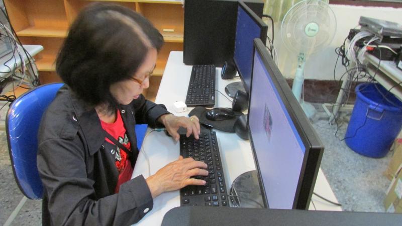 雖然打字慢，但學習的精神卻不輸給年輕人。