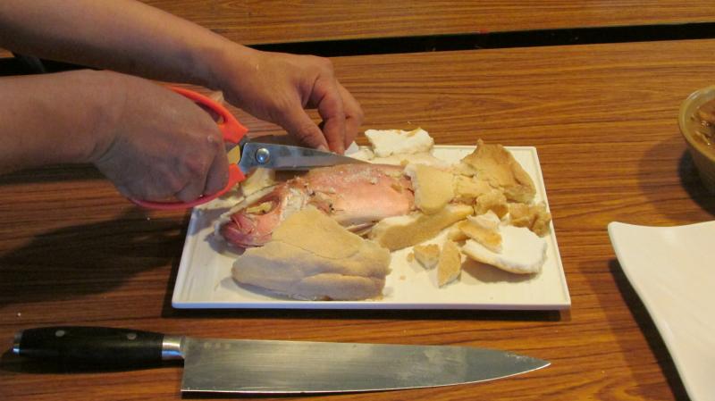 學員試著把外面那一層包著的鹽敲開