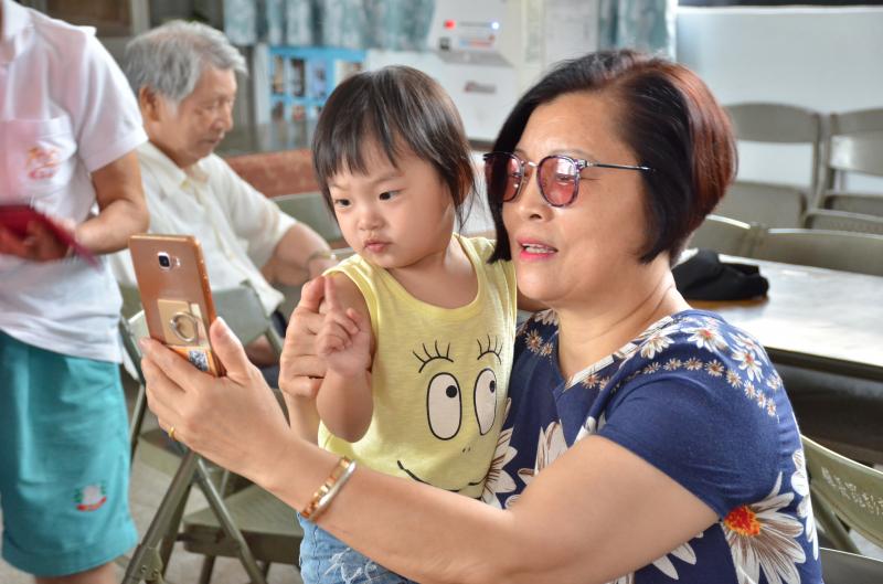 智慧手機－阿嬤帶孫好工具-封面照