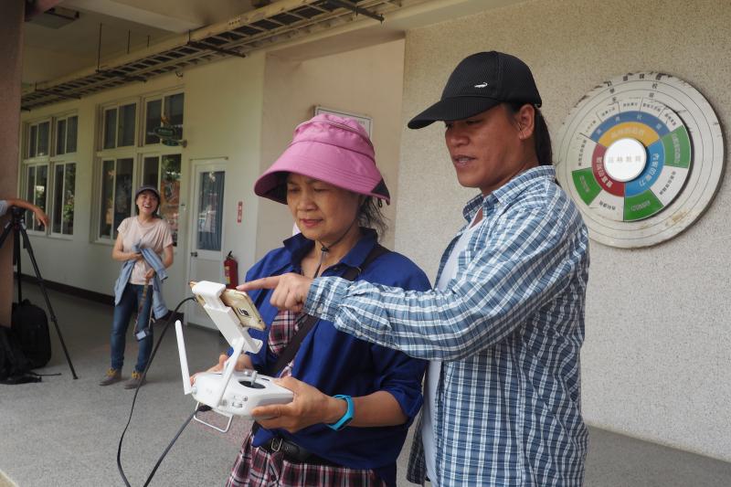 老師指導學員空拍練習