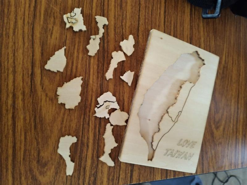 DOC講師準備的教材,是用雷射雕刻印製的臺灣地圖。