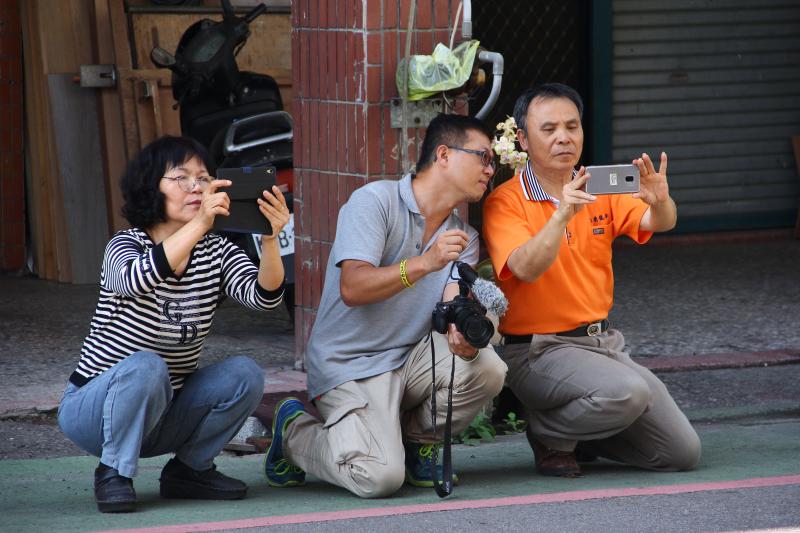為了取好拍角度，那就蹲著拍吧-封面照