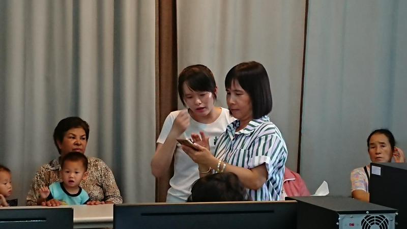 與學員討論、篩選適合的照片素材