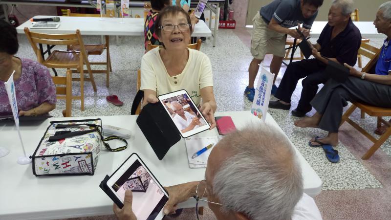 學員將自己的成果與其他人分享。